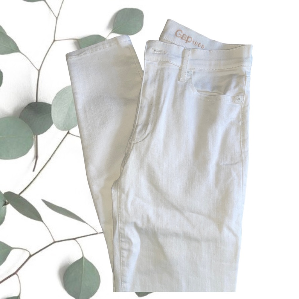 Gap “true skinny” white jeans - size 28R